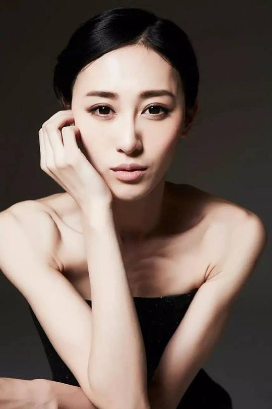 Jiejing Zhu as Lan Fen in Red Radio Over Shanghai