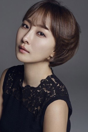 Yoo Se-rye as Queen Yoon in Missing Crown Prince