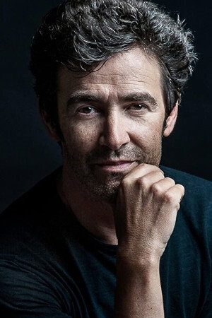 João Reis as Mané in A Grande Mentira