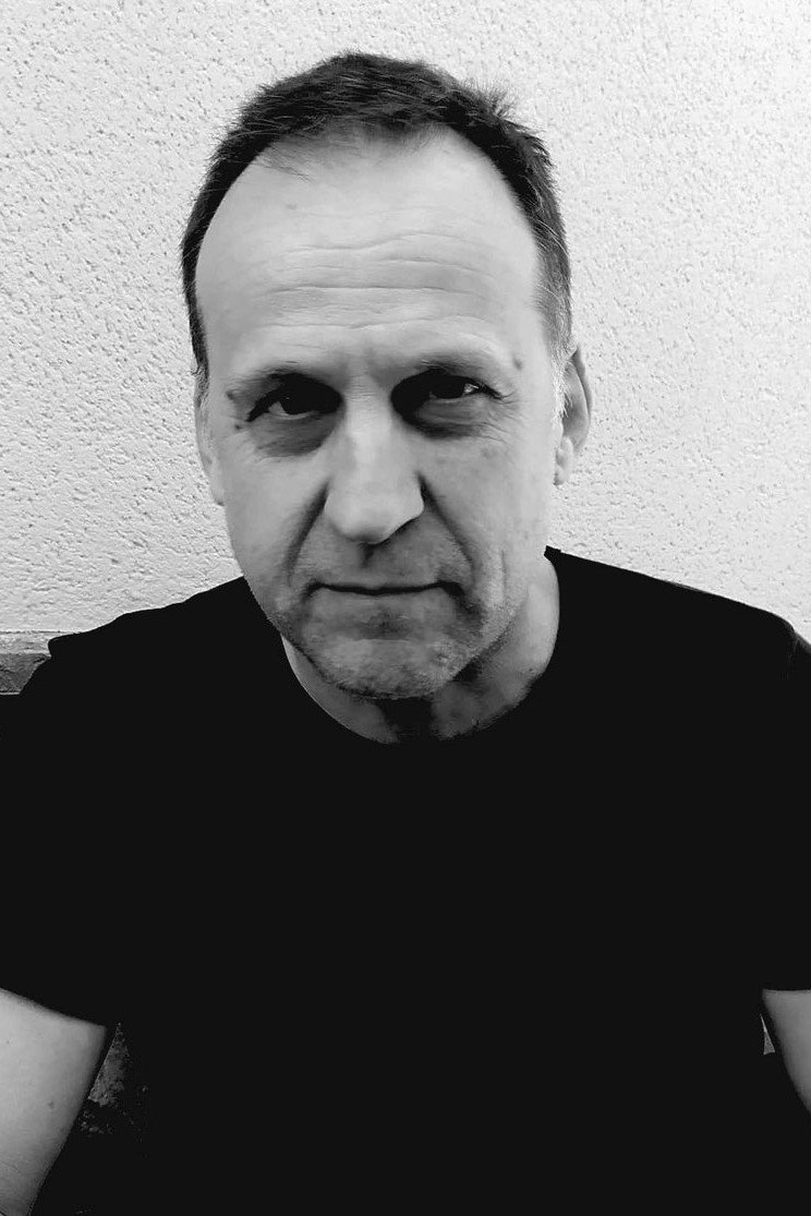 Raúl Gómez-Zurdo as Voz in Prisioneros