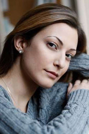 Bengü Ergin as Elif in Heart of the City