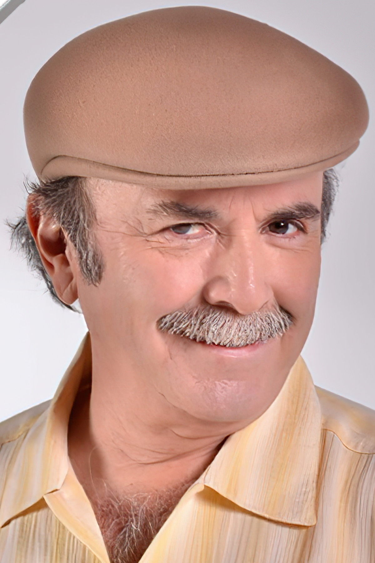 Óscar Hernández as Manuel Muñoz in Solamente Julia