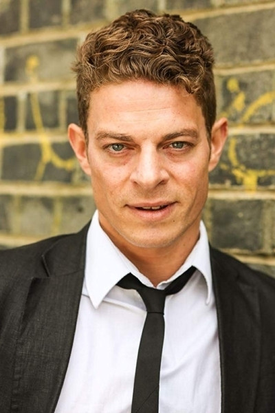 Vincent Latorre as Vincent in Les Filles d'à côté