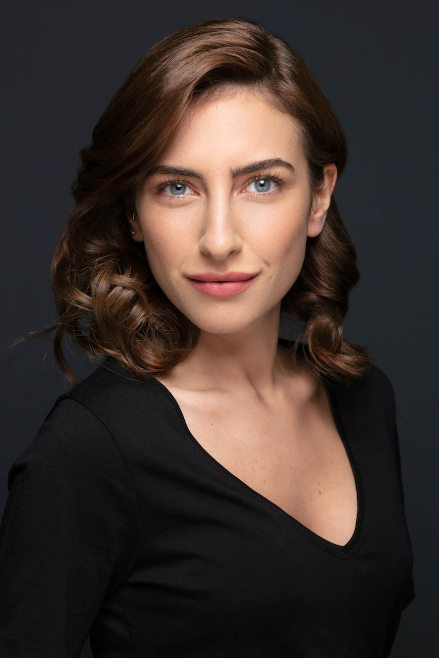 Hazar Motan as Cemre Derinoğlu in Orphan Flowers