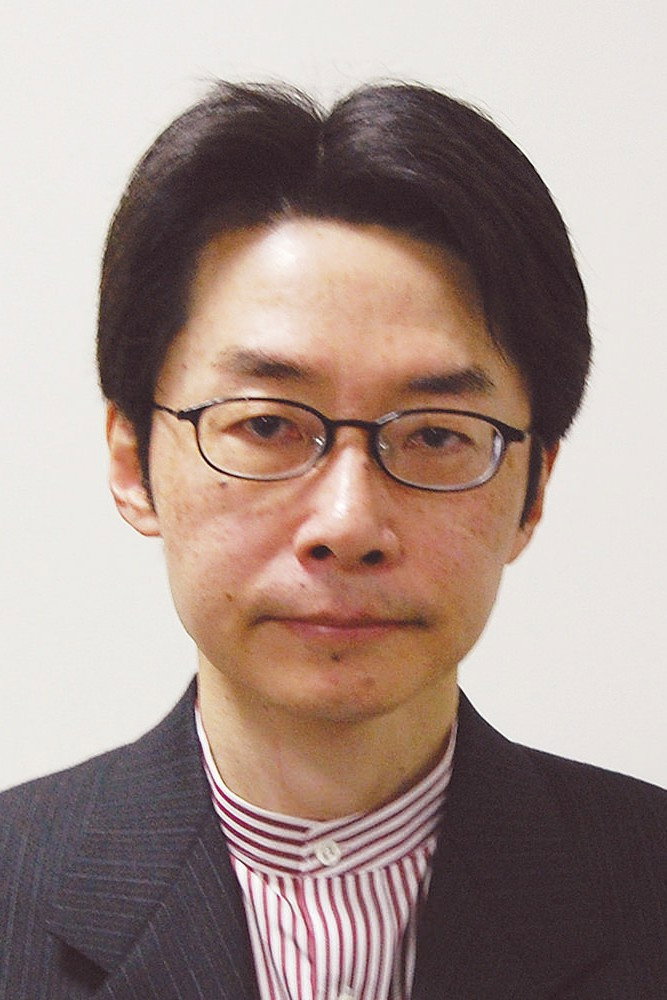 Akira Asada as Self - Critic in Memories of Origin: Hiroshi Sugimoto