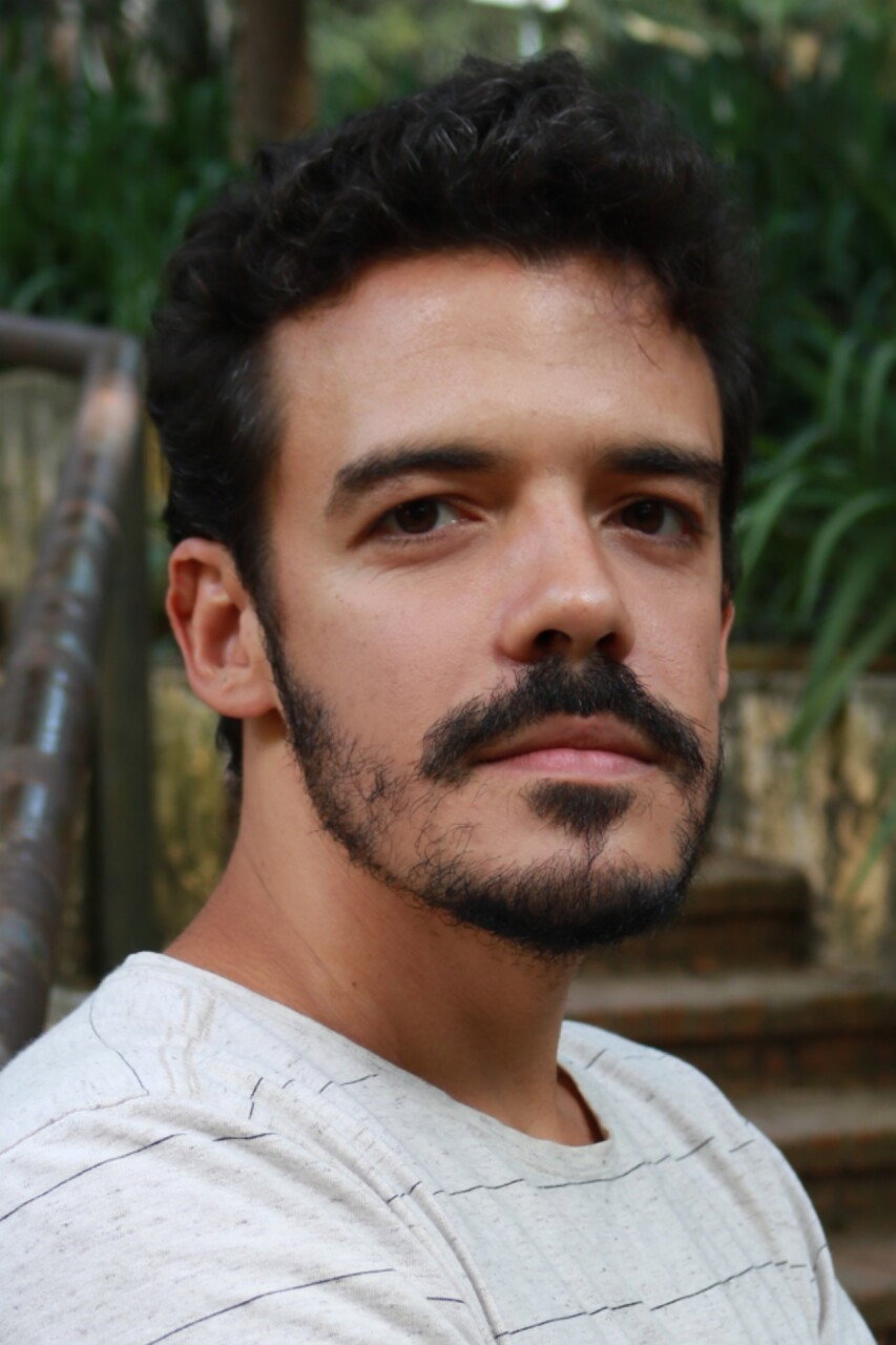 Tércio Moura as Hugo in Lá Fora