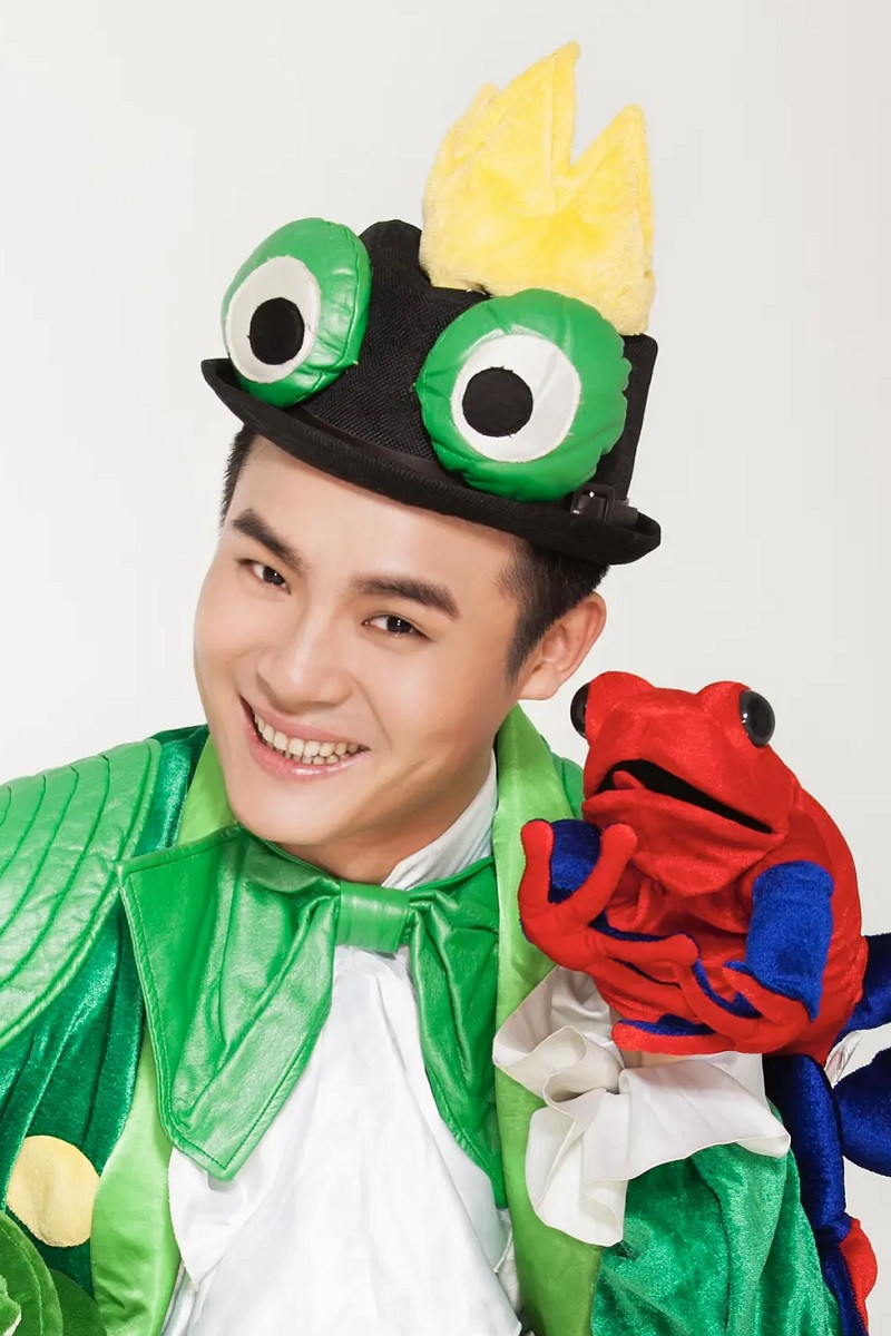 Bo Liu as 章俊 in Super Wangwang