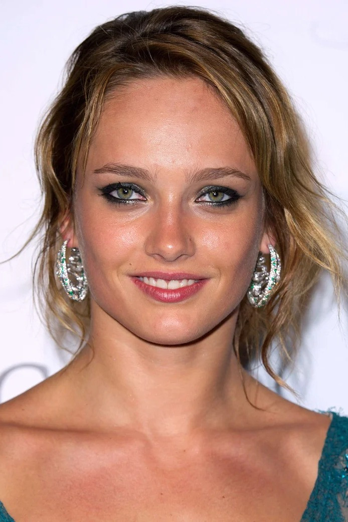 Karmen Pedaru as Isabella in Class Reunion 3: Godfathers