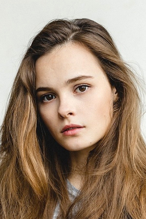 Ангелина Стречина as Катя (сестра Артёма) in Trigger
