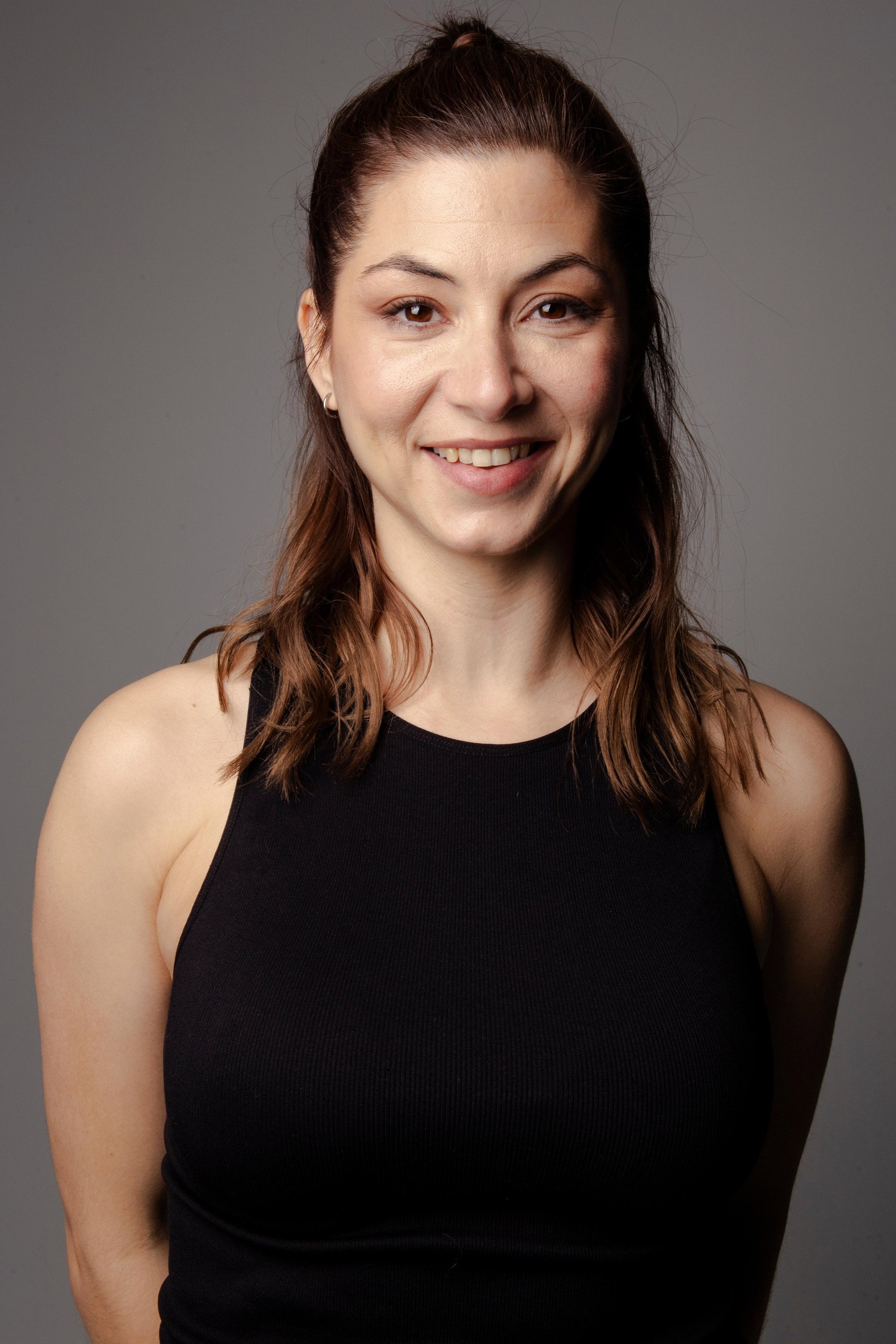 Anaïs Valley as Mia in Tigre Callejero