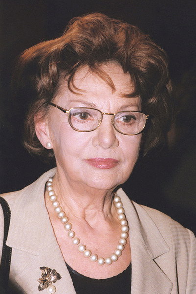 Irena Dziedzic as Magazine Editor in Hunting Flies