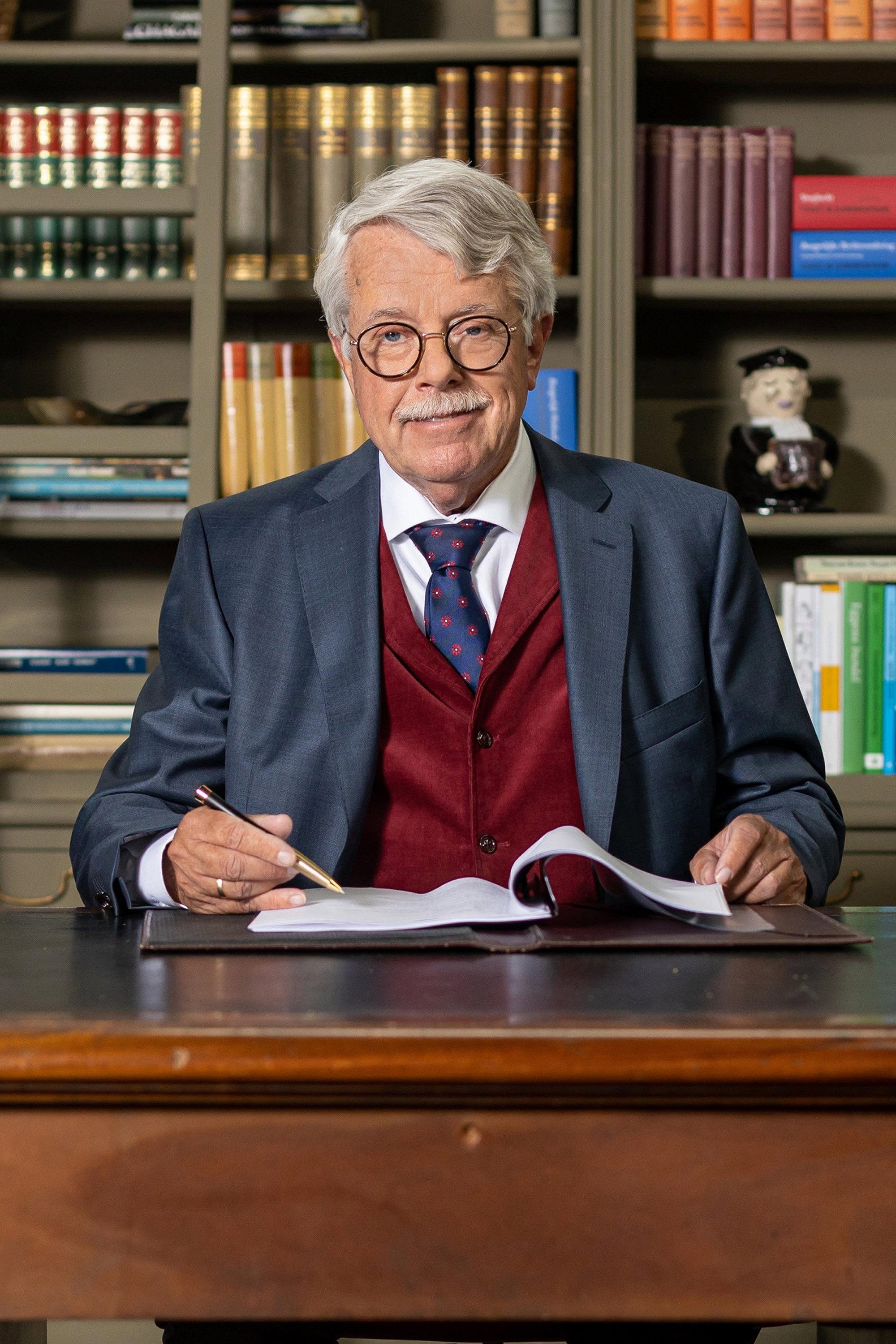 Frank Visser as Self - Judge in Mr. Frank Visser doet Uitspraak