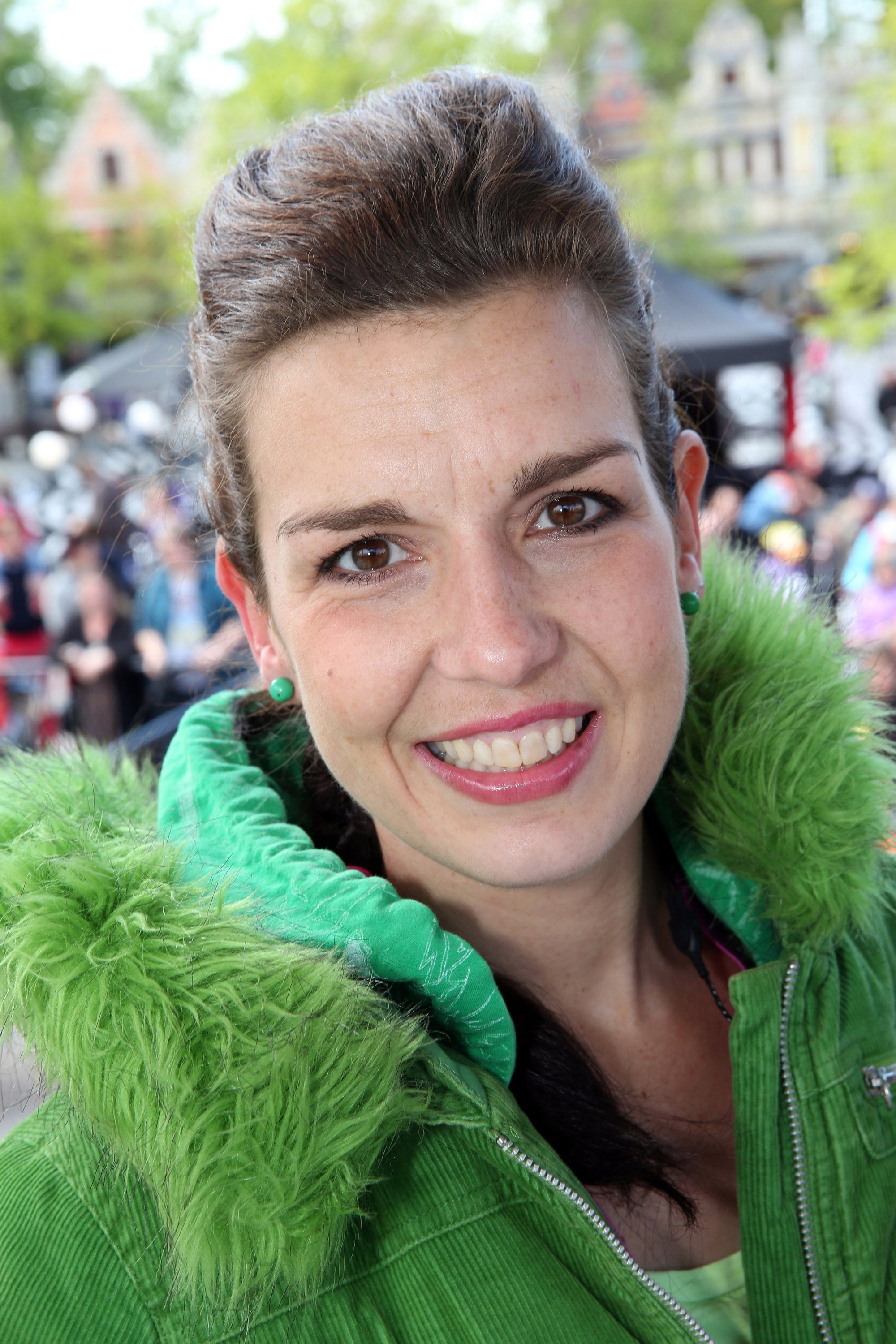 Anick Berghmans as Rep in PéPéTéVé