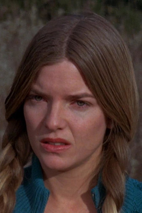 Tarah Nutter as Susan in Chilly Scenes of Winter