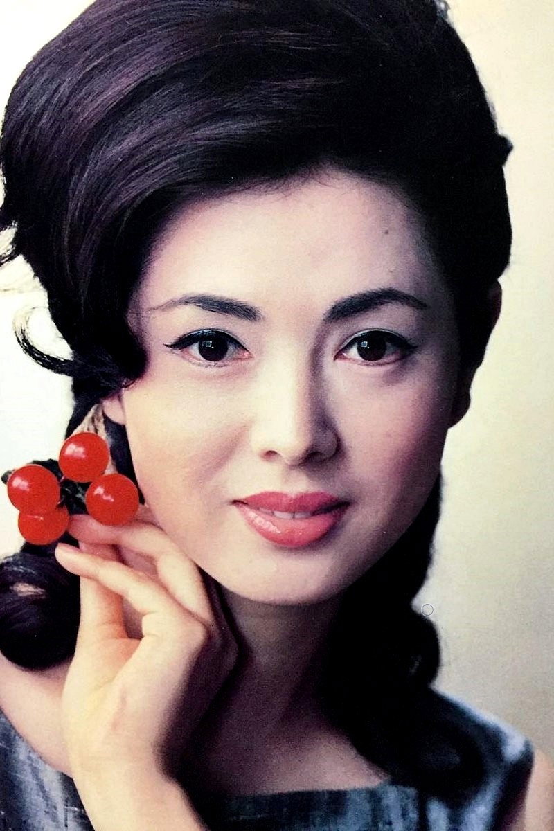 佐久間良子 as Mrs. Yamamoto in Earthquake Bird