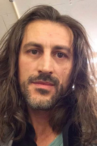 Elvir Ramovic as Alices serbiske bror Mike in Never Again a Tomorrow