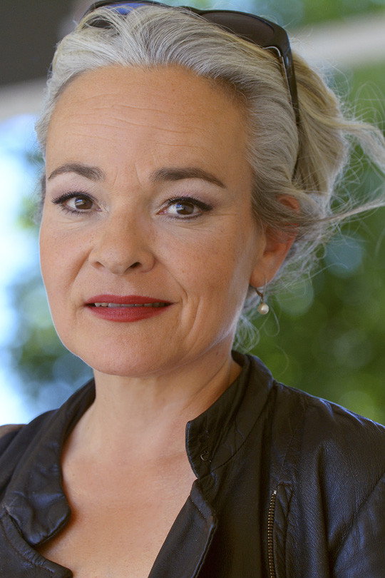 Yvonne Hornack as Nora in Jojo sucht das Glück