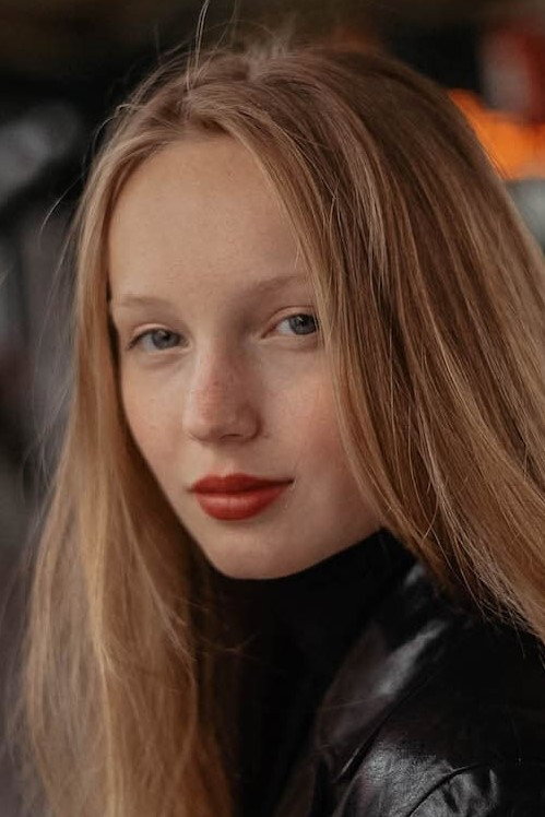 Mina-Giselle Rüffer as Julia in Von uns wird es keiner sein