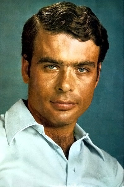 Γιάννης Πουλόπουλος as singer in Queen of Clubs