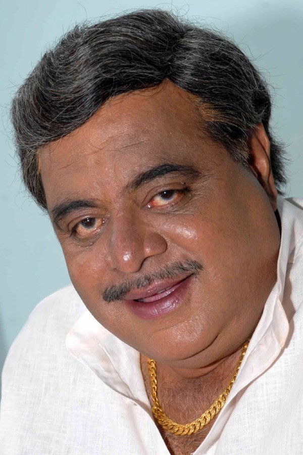 Ambareesh as Anand in Elu Suttina Kote