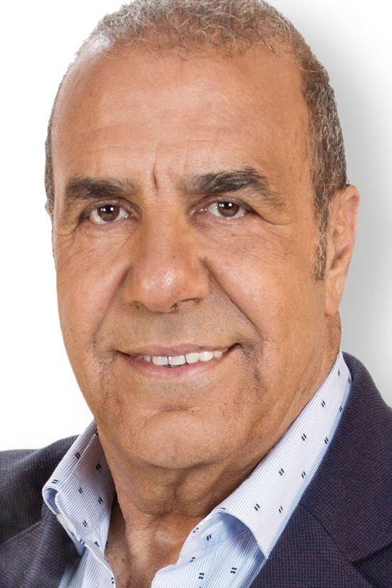 Checho Hirane as Self - Host in Café cargado