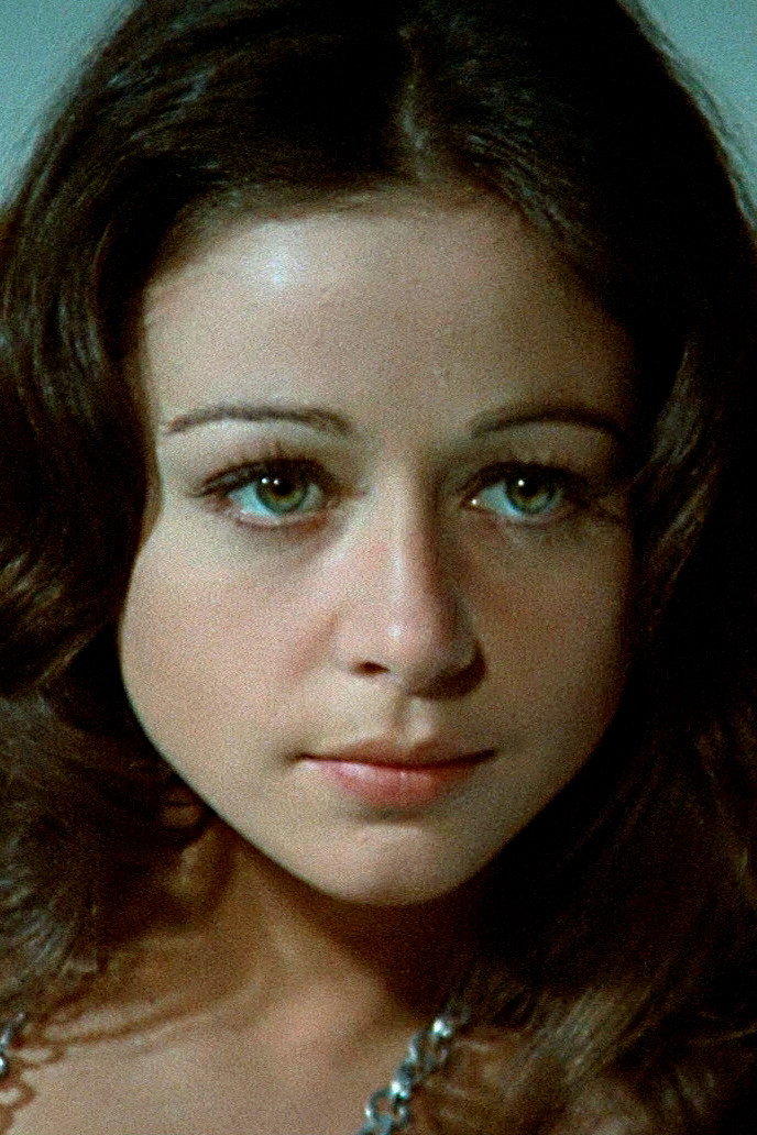 Emma Cohen as Rosario 'La criollita' in Pierna creciente, falda menguante