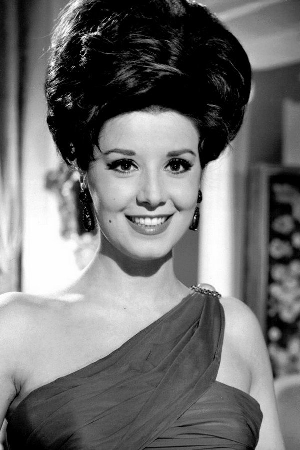 Concha Velasco as Doña Adela Varcárcel in Bajo sospecha