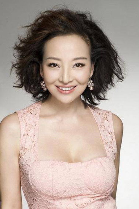 Ma Ling as 宝玲 in 高朋满座