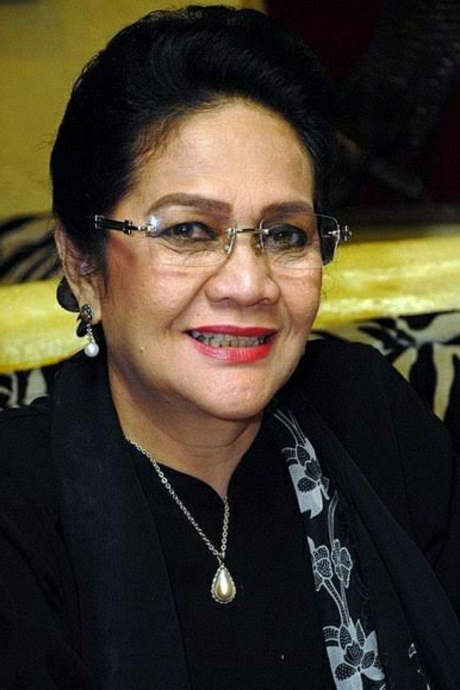 Rina Hasyim as Ibu Anca in Malam Minggu Miko Movie