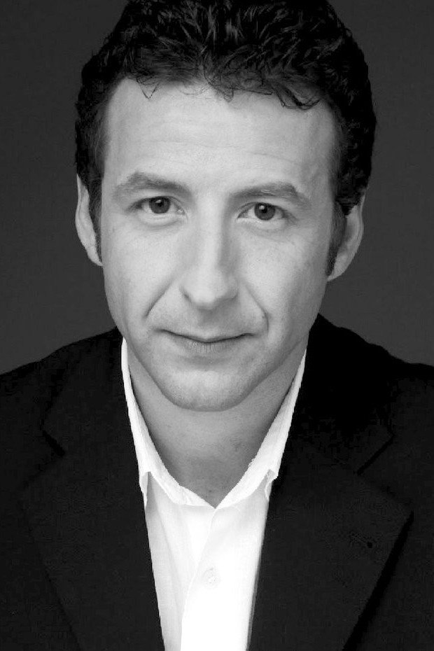 Philippe Leroux as Pierre in Um Lugar para Viver