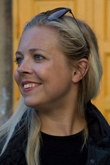 Sasia Mølgaard as Liv, Frø's lillesøster in Between Friends