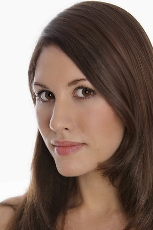 Freya Berry as Beth in The Hole