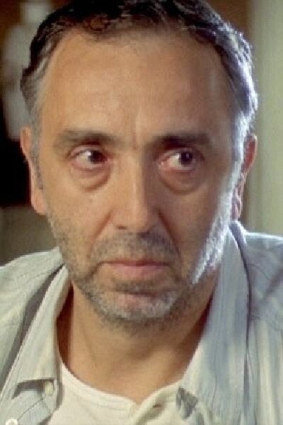 Tino Navarro as Chefe SIS in Sei lá