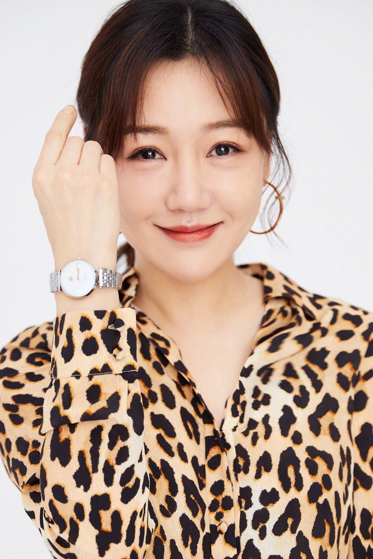 薛佳凝 as Qian Shanshan in Carry Me Fly and Walk Off