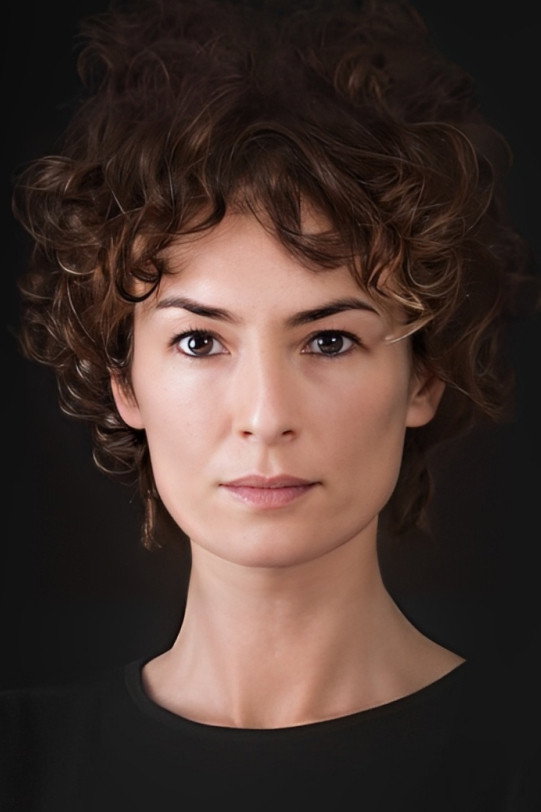 Özlem Düvencioğlu as Mavi (Zeynep Yılmaz) in Hırsız Polis