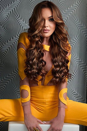 Nataly Umaña as Mónica in Los Reyes