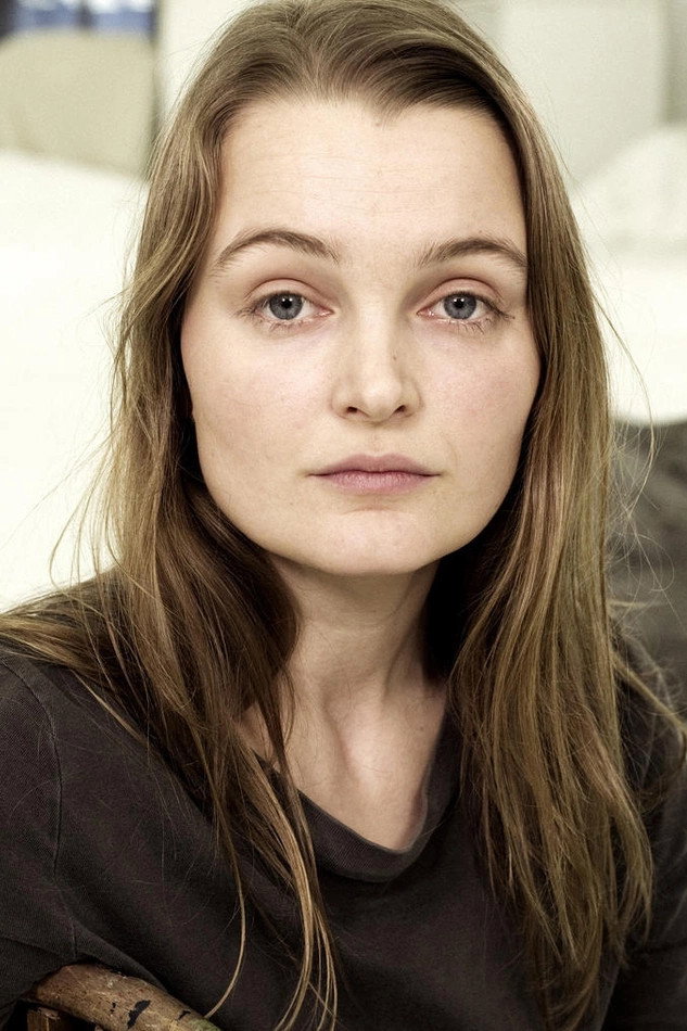Birte Schnöink as Selina in Check Out