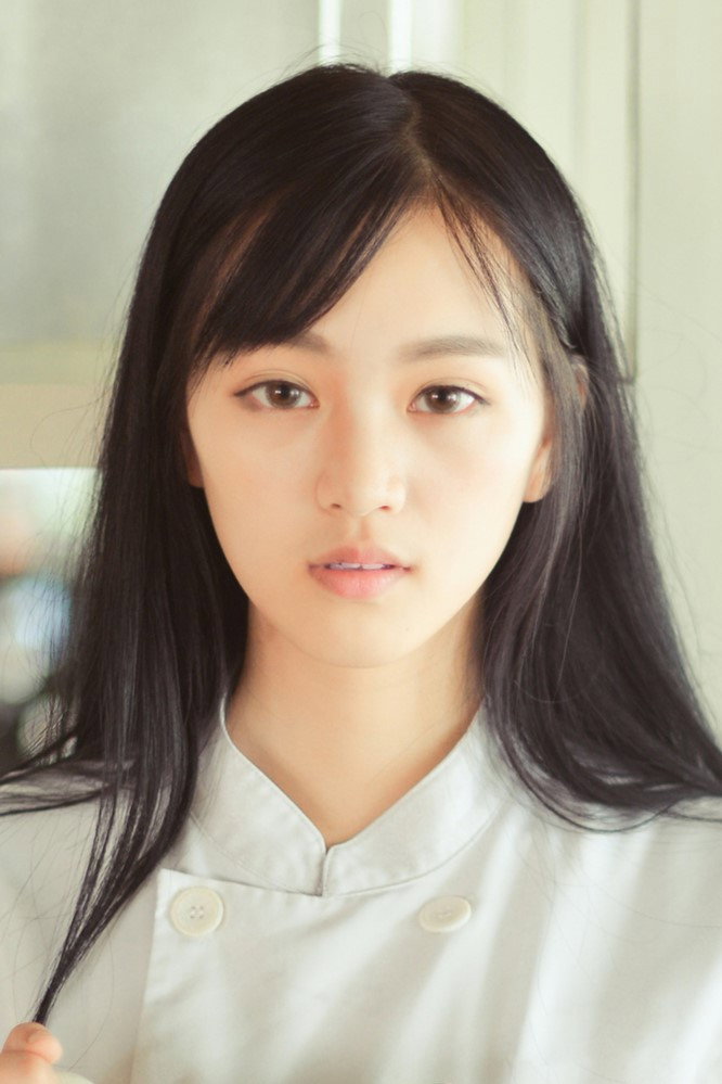 Huang Cancan as Hu Rong in Fighting for Love
