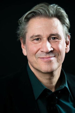 Michael Kind as 1. Soldat in Krücke