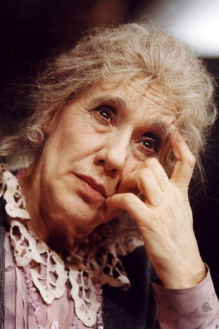 Maja Komorowska as Agnieszka in Mountains at Dusk
