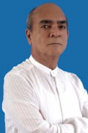 Miguel Flores as Zárate in Gerente en dos ciudades
