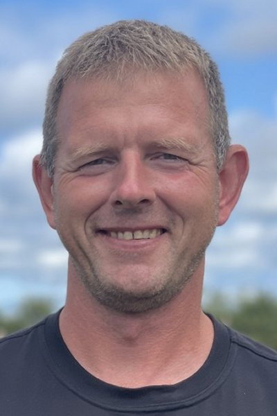 Simon Larsen as Simon in Naboen fra helvede