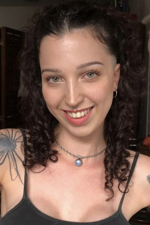 Camila "Kiki" Karwala as Kiki in Sombras chinas