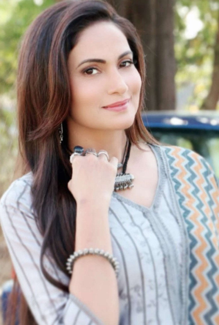 Jaswinder Gardner as Savitri malhotra in Ishk Par Zor Nahi