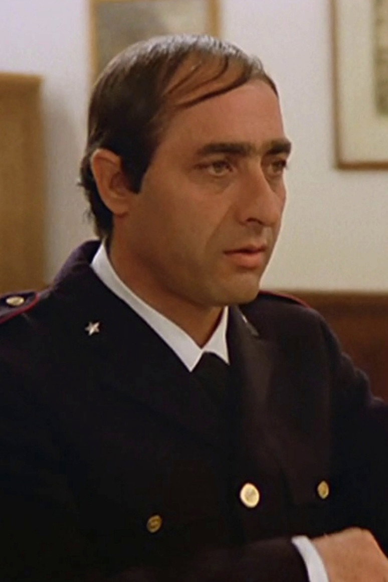Rolando De Santis as Cagastraccio in Da Scaramouche or se vuoi l'assoluzione baciar devi sto... cordone!