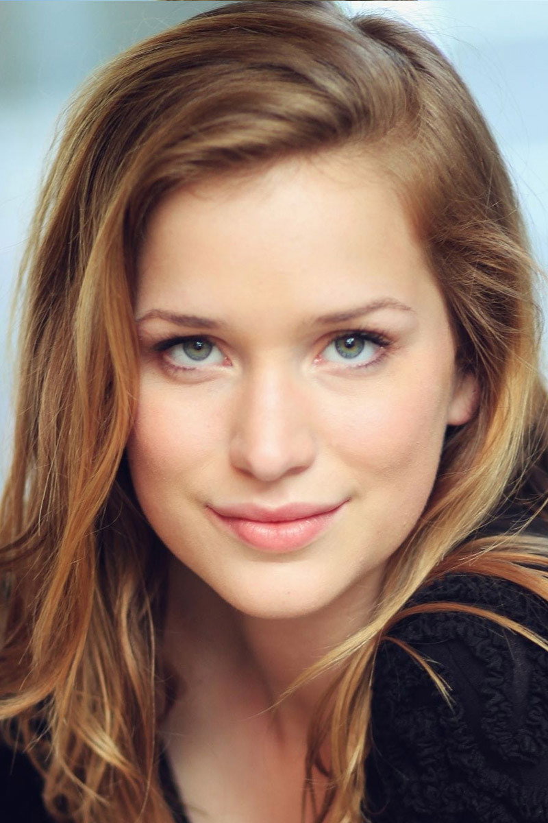 Elizabeth Lail as Amy Hughes in Dead of Summer