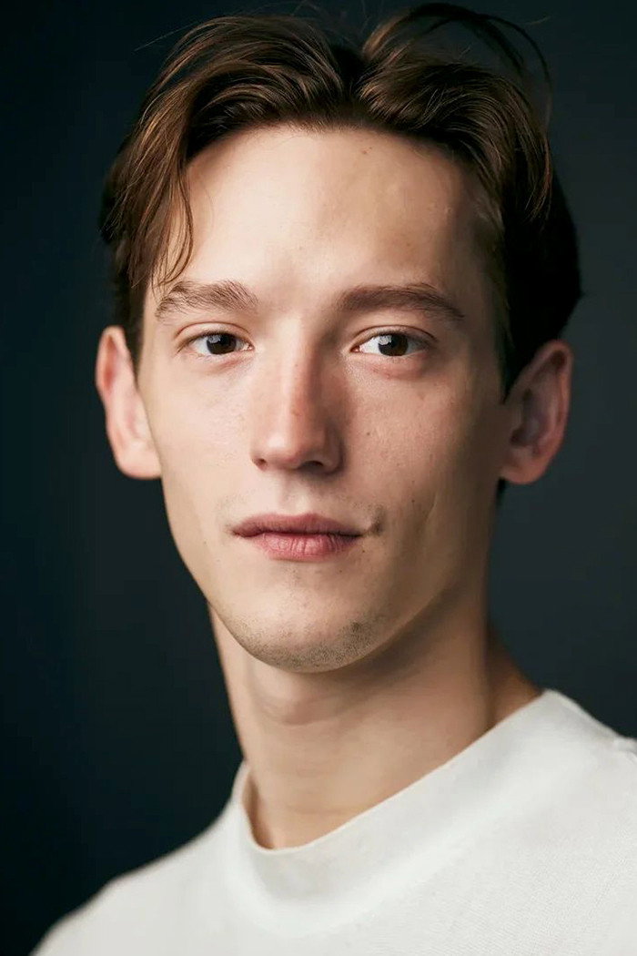 Владимир Канухин as Митя in Frozen