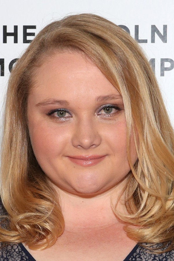 Danielle Macdonald as Helen Chambers in The Tourist