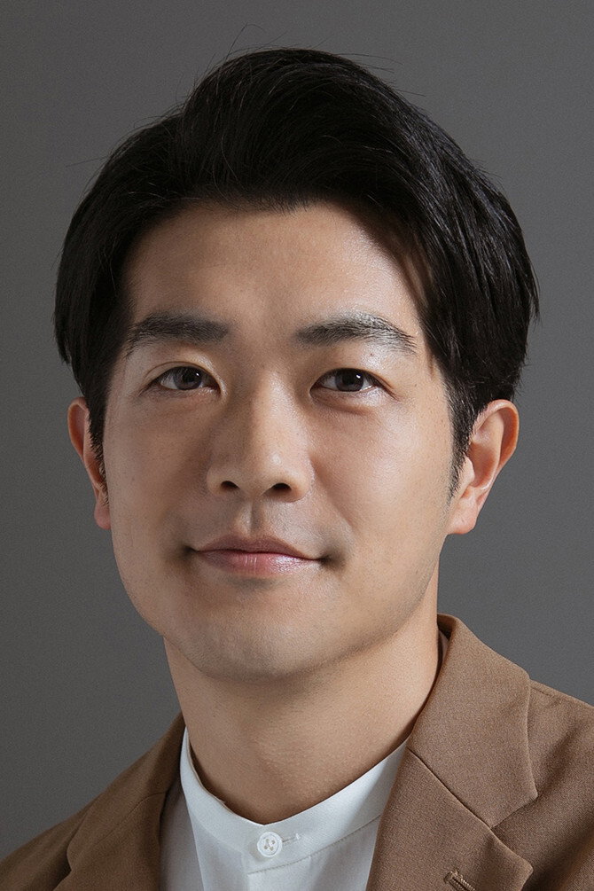 関幸治 as Koizumi in Red Post on Escher Street
