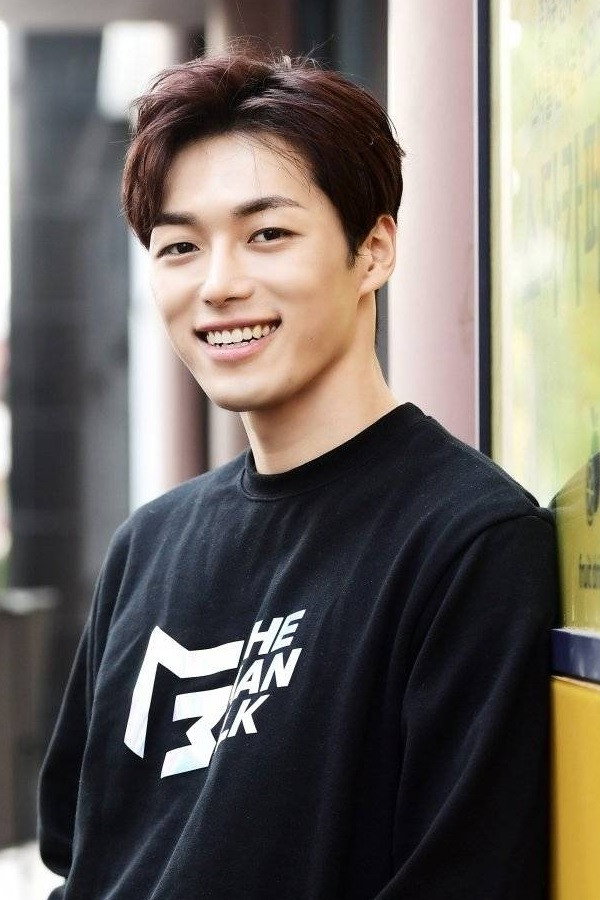 Lee Hyeong Seok as Bang Seong Woo in Ga Doo Ri’s Sushi Restaurant